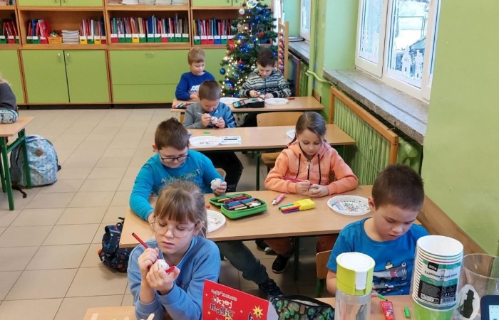 4 grudnia w klasie 1 „B” odbyły się warsztaty plastyczne, które poprowadziła pani Natalia
Misiułajtis- mama Kuby. Podczas zajęć uczniowie wykonali piękne bombki z wytłaczanek do
jajek oraz drewnianych patyczków. Dzieci pracowały z dużym zaangażowaniem i
przyjemnością, a w czasie przerwy mogły posilić się pysznymi pierniczkami. Nie był to
jednak koniec niespodzianek przygotowanych przez Panią Natalię, ponieważ na pożegnanie
każdy otrzymał prezent w postaci drewnianego Mikołaja.
Pani Natalii serdecznie dziękujemy za inspiracje do zabawy i twórczo spędzony czas :)
A na załączonych zdjęciach możecie zobaczyć efekty naszej pracy :)