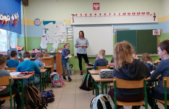 4 grudnia w klasie 1 „B” odbyły się warsztaty plastyczne, które poprowadziła pani Natalia
Misiułajtis- mama Kuby. Podczas zajęć uczniowie wykonali piękne bombki z wytłaczanek do
jajek oraz drewnianych patyczków. Dzieci pracowały z dużym zaangażowaniem i
przyjemnością, a w czasie przerwy mogły posilić się pysznymi pierniczkami. Nie był to
jednak koniec niespodzianek przygotowanych przez Panią Natalię, ponieważ na pożegnanie
każdy otrzymał prezent w postaci drewnianego Mikołaja.
Pani Natalii serdecznie dziękujemy za inspiracje do zabawy i twórczo spędzony czas :)
A na załączonych zdjęciach możecie zobaczyć efekty naszej pracy :)