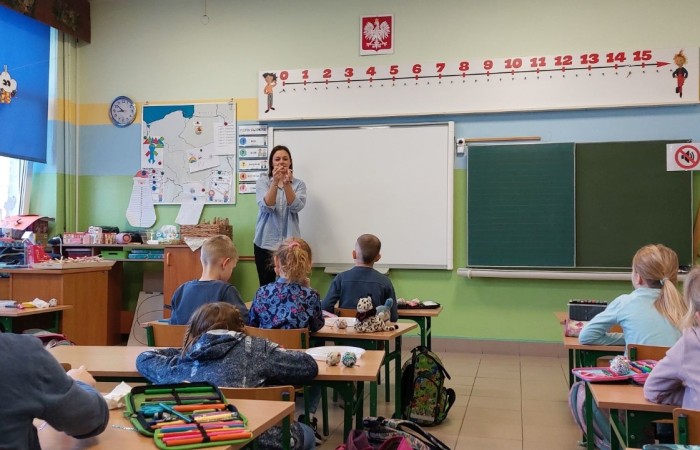 4 grudnia w klasie 1 „B” odbyły się warsztaty plastyczne, które poprowadziła pani Natalia
Misiułajtis- mama Kuby. Podczas zajęć uczniowie wykonali piękne bombki z wytłaczanek do
jajek oraz drewnianych patyczków. Dzieci pracowały z dużym zaangażowaniem i
przyjemnością, a w czasie przerwy mogły posilić się pysznymi pierniczkami. Nie był to
jednak koniec niespodzianek przygotowanych przez Panią Natalię, ponieważ na pożegnanie
każdy otrzymał prezent w postaci drewnianego Mikołaja.
Pani Natalii serdecznie dziękujemy za inspiracje do zabawy i twórczo spędzony czas :)
A na załączonych zdjęciach możecie zobaczyć efekty naszej pracy :)