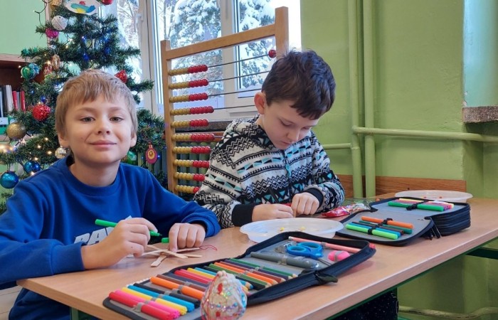 4 grudnia w klasie 1 „B” odbyły się warsztaty plastyczne, które poprowadziła pani Natalia
Misiułajtis- mama Kuby. Podczas zajęć uczniowie wykonali piękne bombki z wytłaczanek do
jajek oraz drewnianych patyczków. Dzieci pracowały z dużym zaangażowaniem i
przyjemnością, a w czasie przerwy mogły posilić się pysznymi pierniczkami. Nie był to
jednak koniec niespodzianek przygotowanych przez Panią Natalię, ponieważ na pożegnanie
każdy otrzymał prezent w postaci drewnianego Mikołaja.
Pani Natalii serdecznie dziękujemy za inspiracje do zabawy i twórczo spędzony czas :)
A na załączonych zdjęciach możecie zobaczyć efekty naszej pracy :)