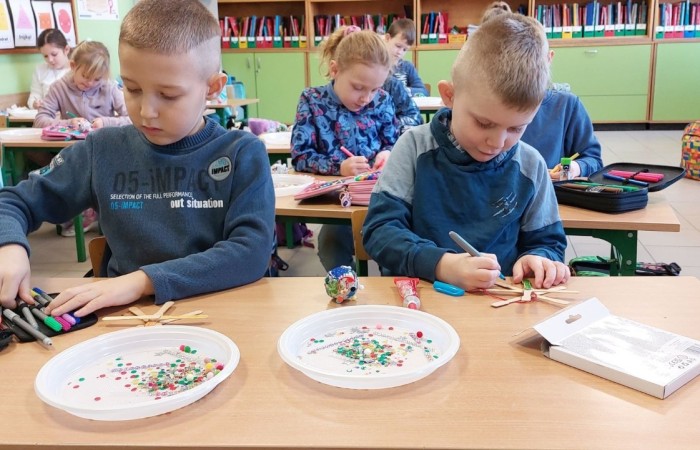 4 grudnia w klasie 1 „B” odbyły się warsztaty plastyczne, które poprowadziła pani Natalia
Misiułajtis- mama Kuby. Podczas zajęć uczniowie wykonali piękne bombki z wytłaczanek do
jajek oraz drewnianych patyczków. Dzieci pracowały z dużym zaangażowaniem i
przyjemnością, a w czasie przerwy mogły posilić się pysznymi pierniczkami. Nie był to
jednak koniec niespodzianek przygotowanych przez Panią Natalię, ponieważ na pożegnanie
każdy otrzymał prezent w postaci drewnianego Mikołaja.
Pani Natalii serdecznie dziękujemy za inspiracje do zabawy i twórczo spędzony czas :)
A na załączonych zdjęciach możecie zobaczyć efekty naszej pracy :)