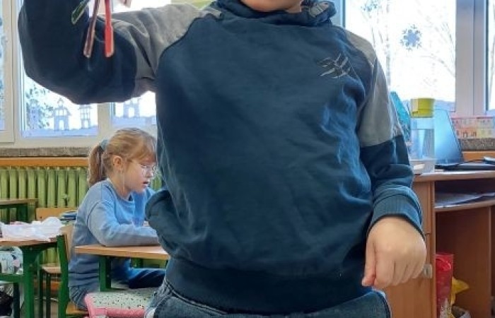4 grudnia w klasie 1 „B” odbyły się warsztaty plastyczne, które poprowadziła pani Natalia
Misiułajtis- mama Kuby. Podczas zajęć uczniowie wykonali piękne bombki z wytłaczanek do
jajek oraz drewnianych patyczków. Dzieci pracowały z dużym zaangażowaniem i
przyjemnością, a w czasie przerwy mogły posilić się pysznymi pierniczkami. Nie był to
jednak koniec niespodzianek przygotowanych przez Panią Natalię, ponieważ na pożegnanie
każdy otrzymał prezent w postaci drewnianego Mikołaja.
Pani Natalii serdecznie dziękujemy za inspiracje do zabawy i twórczo spędzony czas :)
A na załączonych zdjęciach możecie zobaczyć efekty naszej pracy :)