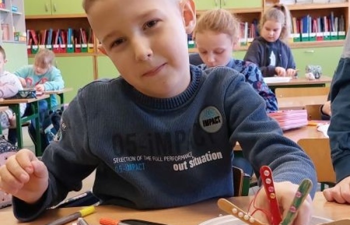 4 grudnia w klasie 1 „B” odbyły się warsztaty plastyczne, które poprowadziła pani Natalia
Misiułajtis- mama Kuby. Podczas zajęć uczniowie wykonali piękne bombki z wytłaczanek do
jajek oraz drewnianych patyczków. Dzieci pracowały z dużym zaangażowaniem i
przyjemnością, a w czasie przerwy mogły posilić się pysznymi pierniczkami. Nie był to
jednak koniec niespodzianek przygotowanych przez Panią Natalię, ponieważ na pożegnanie
każdy otrzymał prezent w postaci drewnianego Mikołaja.
Pani Natalii serdecznie dziękujemy za inspiracje do zabawy i twórczo spędzony czas :)
A na załączonych zdjęciach możecie zobaczyć efekty naszej pracy :)