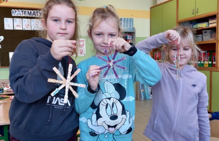 4 grudnia w klasie 1 „B” odbyły się warsztaty plastyczne, które poprowadziła pani Natalia
Misiułajtis- mama Kuby. Podczas zajęć uczniowie wykonali piękne bombki z wytłaczanek do
jajek oraz drewnianych patyczków. Dzieci pracowały z dużym zaangażowaniem i
przyjemnością, a w czasie przerwy mogły posilić się pysznymi pierniczkami. Nie był to
jednak koniec niespodzianek przygotowanych przez Panią Natalię, ponieważ na pożegnanie
każdy otrzymał prezent w postaci drewnianego Mikołaja.
Pani Natalii serdecznie dziękujemy za inspiracje do zabawy i twórczo spędzony czas :)
A na załączonych zdjęciach możecie zobaczyć efekty naszej pracy :)