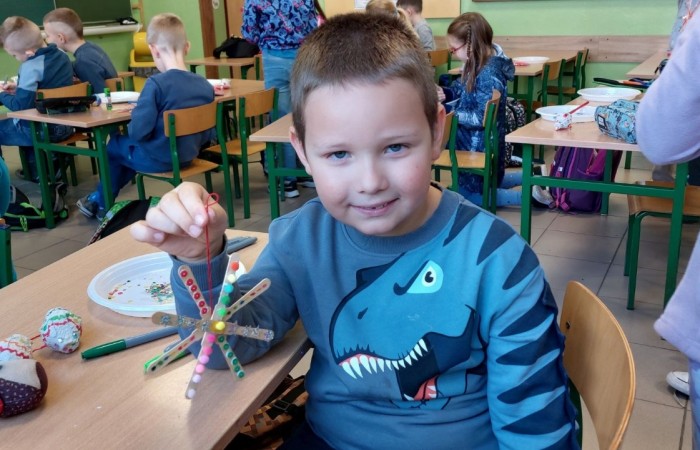 4 grudnia w klasie 1 „B” odbyły się warsztaty plastyczne, które poprowadziła pani Natalia
Misiułajtis- mama Kuby. Podczas zajęć uczniowie wykonali piękne bombki z wytłaczanek do
jajek oraz drewnianych patyczków. Dzieci pracowały z dużym zaangażowaniem i
przyjemnością, a w czasie przerwy mogły posilić się pysznymi pierniczkami. Nie był to
jednak koniec niespodzianek przygotowanych przez Panią Natalię, ponieważ na pożegnanie
każdy otrzymał prezent w postaci drewnianego Mikołaja.
Pani Natalii serdecznie dziękujemy za inspiracje do zabawy i twórczo spędzony czas :)
A na załączonych zdjęciach możecie zobaczyć efekty naszej pracy :)