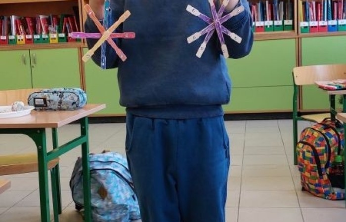 4 grudnia w klasie 1 „B” odbyły się warsztaty plastyczne, które poprowadziła pani Natalia
Misiułajtis- mama Kuby. Podczas zajęć uczniowie wykonali piękne bombki z wytłaczanek do
jajek oraz drewnianych patyczków. Dzieci pracowały z dużym zaangażowaniem i
przyjemnością, a w czasie przerwy mogły posilić się pysznymi pierniczkami. Nie był to
jednak koniec niespodzianek przygotowanych przez Panią Natalię, ponieważ na pożegnanie
każdy otrzymał prezent w postaci drewnianego Mikołaja.
Pani Natalii serdecznie dziękujemy za inspiracje do zabawy i twórczo spędzony czas :)
A na załączonych zdjęciach możecie zobaczyć efekty naszej pracy :)
