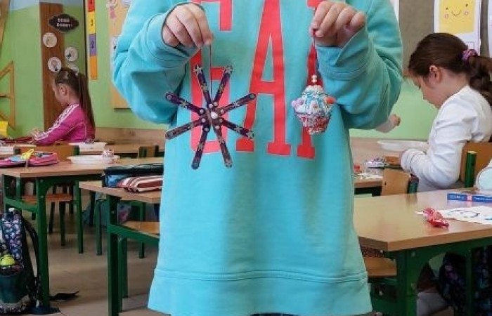 4 grudnia w klasie 1 „B” odbyły się warsztaty plastyczne, które poprowadziła pani Natalia
Misiułajtis- mama Kuby. Podczas zajęć uczniowie wykonali piękne bombki z wytłaczanek do
jajek oraz drewnianych patyczków. Dzieci pracowały z dużym zaangażowaniem i
przyjemnością, a w czasie przerwy mogły posilić się pysznymi pierniczkami. Nie był to
jednak koniec niespodzianek przygotowanych przez Panią Natalię, ponieważ na pożegnanie
każdy otrzymał prezent w postaci drewnianego Mikołaja.
Pani Natalii serdecznie dziękujemy za inspiracje do zabawy i twórczo spędzony czas :)
A na załączonych zdjęciach możecie zobaczyć efekty naszej pracy :)