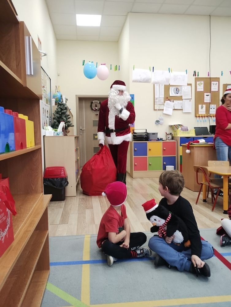 Mikołajki w przedszkolu to ważne wydarzenie dla wszystkich dzieci. Już pod koniec listopada dzieci uczyły się piosenek i wierszyków dla upragnionego gościa.
Przedszkolaki już od samego rana z niecierpliwością wyczekiwały Mikołaja, zadając ciągle te same pytania:  Czy dzisiaj przyjdzie św. Mikołaj? o której będzie Mikołaj? , bo przecież wczoraj padał śnieg, aby święty Mikołaj mógł przyjechać swoim magicznym zaprzęgiem - saniami ciągniętymi przez renifery.
6 grudnia, w naszym przedszkolu pojawił się długo oczekiwany gość - ,,prawdziwy” św. Mikołaj. Najpierw było słychać śpiew dzieci, a potem donośne „hou, hou, hou” i pojawił się on – nasz ukochany św. Mikołaj!  Gość z Dalekiej Laponii wywołał wiele radości i uśmiechu na twarzach przedszkolaków oraz zachwyt jego obecnością. Podczas spotkania Mikołaj pytał dzieci: czy były grzeczne, czy zjadają wszystkie posiłki? itp. Każda grupa prezentowała przed Mikołajem wierszyk bądź piosenkę, aby zasłużyć na prezent. Na zakończenie Mikołaj wszystkie dzieci w swoich salach obdarował wspaniałymi prezentami. Odbierając prezenty przedszkolaki mogły usiąść na kolanach św. Mikołaja, przytulić się do niego i „pociągnąć