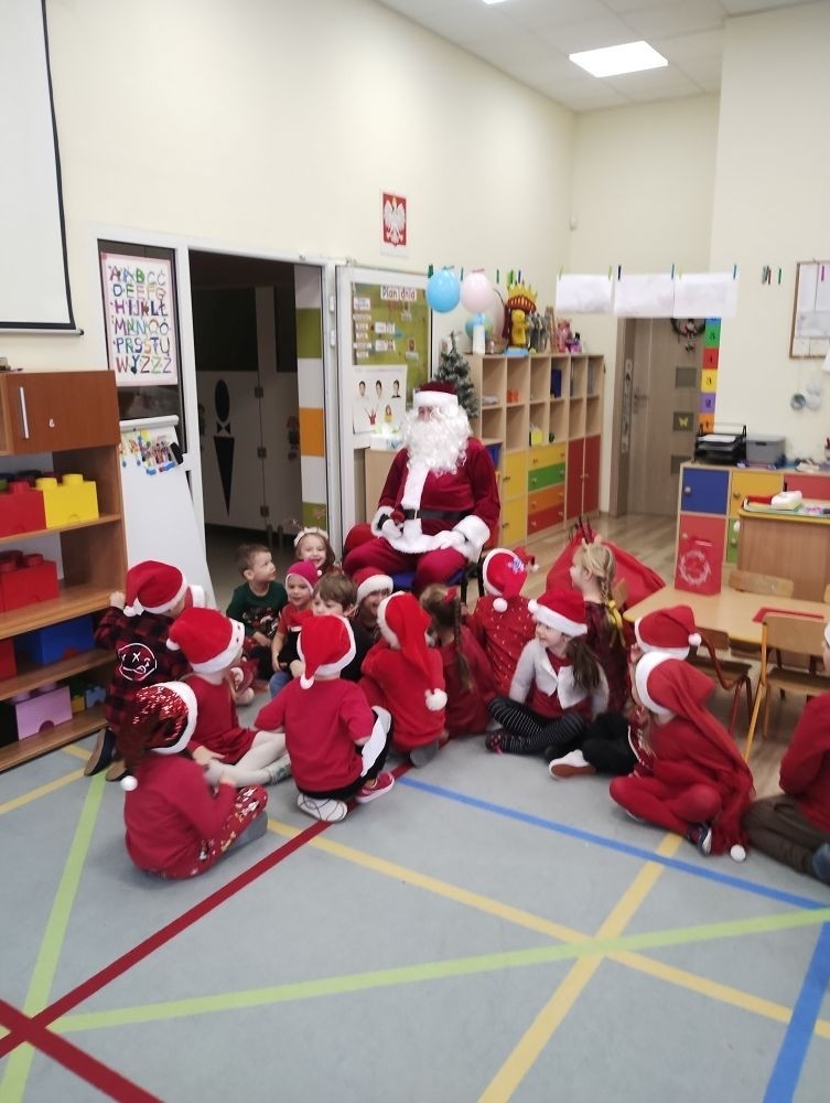 Mikołajki w przedszkolu to ważne wydarzenie dla wszystkich dzieci. Już pod koniec listopada dzieci uczyły się piosenek i wierszyków dla upragnionego gościa.
Przedszkolaki już od samego rana z niecierpliwością wyczekiwały Mikołaja, zadając ciągle te same pytania:  Czy dzisiaj przyjdzie św. Mikołaj? o której będzie Mikołaj? , bo przecież wczoraj padał śnieg, aby święty Mikołaj mógł przyjechać swoim magicznym zaprzęgiem - saniami ciągniętymi przez renifery.
6 grudnia, w naszym przedszkolu pojawił się długo oczekiwany gość - ,,prawdziwy” św. Mikołaj. Najpierw było słychać śpiew dzieci, a potem donośne „hou, hou, hou” i pojawił się on – nasz ukochany św. Mikołaj!  Gość z Dalekiej Laponii wywołał wiele radości i uśmiechu na twarzach przedszkolaków oraz zachwyt jego obecnością. Podczas spotkania Mikołaj pytał dzieci: czy były grzeczne, czy zjadają wszystkie posiłki? itp. Każda grupa prezentowała przed Mikołajem wierszyk bądź piosenkę, aby zasłużyć na prezent. Na zakończenie Mikołaj wszystkie dzieci w swoich salach obdarował wspaniałymi prezentami. Odbierając prezenty przedszkolaki mogły usiąść na kolanach św. Mikołaja, przytulić się do niego i „pociągnąć