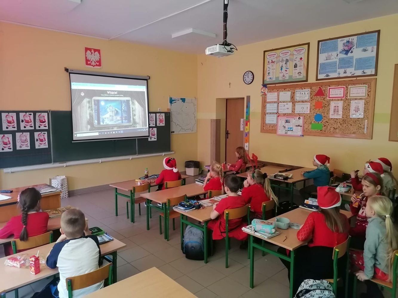 Mikołajki to przedsmak nadchodzących świąt Bożego Narodzenia, które uwielbiają zarówno dzieci, jak i dorośli. Tego dnia każdy kto mógł, ubrał się na czerwono i założył mikołajową czapkę, niektórzy nawet wyhodowali rogi renifera :) W taki właśnie sposób czekaliśmy na nadejście wyjątkowego gościa. Sam Święty Mikołaj, bo o nim mowa, zagościł w progach naszej szkoły, obdarowując uczniów prezentami, a przede wszystkim zarażając uśmiechem. Uradowane dzieci nie chciały się z Nim rozstać… Ale Mikołaj obiecał, że wróci ponownie za rok. 