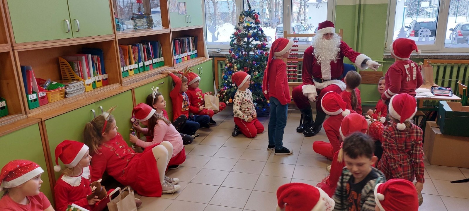 Mikołajki to przedsmak nadchodzących świąt Bożego Narodzenia, które uwielbiają zarówno dzieci, jak i dorośli. Tego dnia każdy kto mógł, ubrał się na czerwono i założył mikołajową czapkę, niektórzy nawet wyhodowali rogi renifera :) W taki właśnie sposób czekaliśmy na nadejście wyjątkowego gościa. Sam Święty Mikołaj, bo o nim mowa, zagościł w progach naszej szkoły, obdarowując uczniów prezentami, a przede wszystkim zarażając uśmiechem. Uradowane dzieci nie chciały się z Nim rozstać… Ale Mikołaj obiecał, że wróci ponownie za rok. 