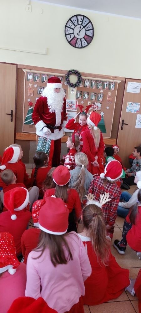 Mikołajki to przedsmak nadchodzących świąt Bożego Narodzenia, które uwielbiają zarówno dzieci, jak i dorośli. Tego dnia każdy kto mógł, ubrał się na czerwono i założył mikołajową czapkę, niektórzy nawet wyhodowali rogi renifera :) W taki właśnie sposób czekaliśmy na nadejście wyjątkowego gościa. Sam Święty Mikołaj, bo o nim mowa, zagościł w progach naszej szkoły, obdarowując uczniów prezentami, a przede wszystkim zarażając uśmiechem. Uradowane dzieci nie chciały się z Nim rozstać… Ale Mikołaj obiecał, że wróci ponownie za rok. 