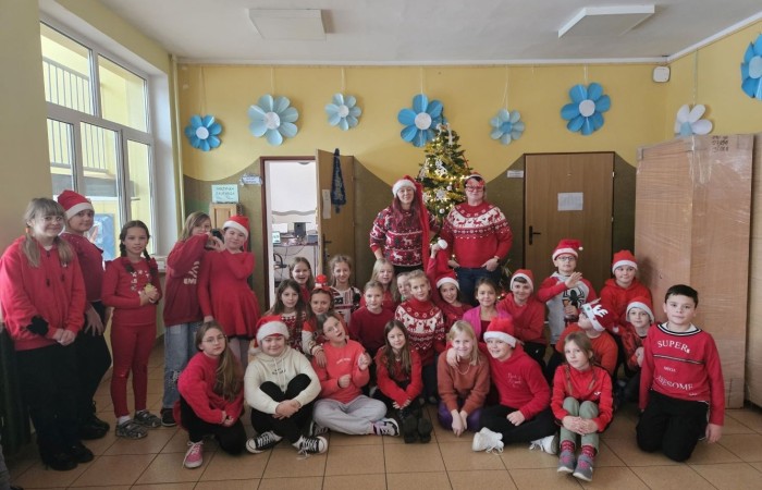 Mikołajki to przedsmak nadchodzących świąt Bożego Narodzenia, które uwielbiają zarówno dzieci, jak i dorośli. Tego dnia każdy kto mógł, ubrał się na czerwono i założył mikołajową czapkę, niektórzy nawet wyhodowali rogi renifera :) W taki właśnie sposób czekaliśmy na nadejście wyjątkowego gościa. Sam Święty Mikołaj, bo o nim mowa, zagościł w progach naszej szkoły, obdarowując uczniów prezentami, a przede wszystkim zarażając uśmiechem. Uradowane dzieci nie chciały się z Nim rozstać… Ale Mikołaj obiecał, że wróci ponownie za rok. 