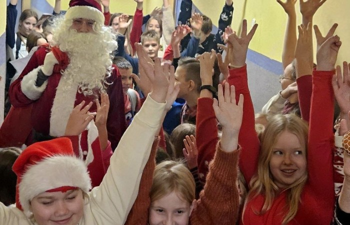 Mikołajki to przedsmak nadchodzących świąt Bożego Narodzenia, które uwielbiają zarówno dzieci, jak i dorośli. Tego dnia każdy kto mógł, ubrał się na czerwono i założył mikołajową czapkę, niektórzy nawet wyhodowali rogi renifera :) W taki właśnie sposób czekaliśmy na nadejście wyjątkowego gościa. Sam Święty Mikołaj, bo o nim mowa, zagościł w progach naszej szkoły, obdarowując uczniów prezentami, a przede wszystkim zarażając uśmiechem. Uradowane dzieci nie chciały się z Nim rozstać… Ale Mikołaj obiecał, że wróci ponownie za rok. 