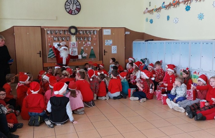 Mikołajki to przedsmak nadchodzących świąt Bożego Narodzenia, które uwielbiają zarówno dzieci, jak i dorośli. Tego dnia każdy kto mógł, ubrał się na czerwono i założył mikołajową czapkę, niektórzy nawet wyhodowali rogi renifera :) W taki właśnie sposób czekaliśmy na nadejście wyjątkowego gościa. Sam Święty Mikołaj, bo o nim mowa, zagościł w progach naszej szkoły, obdarowując uczniów prezentami, a przede wszystkim zarażając uśmiechem. Uradowane dzieci nie chciały się z Nim rozstać… Ale Mikołaj obiecał, że wróci ponownie za rok. 