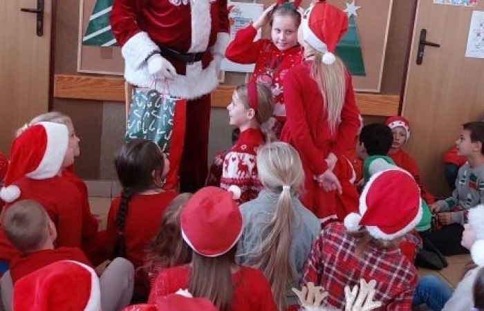 Mikołajki to przedsmak nadchodzących świąt Bożego Narodzenia, które uwielbiają zarówno dzieci, jak i dorośli. Tego dnia każdy kto mógł, ubrał się na czerwono i założył mikołajową czapkę, niektórzy nawet wyhodowali rogi renifera :) W taki właśnie sposób czekaliśmy na nadejście wyjątkowego gościa. Sam Święty Mikołaj, bo o nim mowa, zagościł w progach naszej szkoły, obdarowując uczniów prezentami, a przede wszystkim zarażając uśmiechem. Uradowane dzieci nie chciały się z Nim rozstać… Ale Mikołaj obiecał, że wróci ponownie za rok. 
