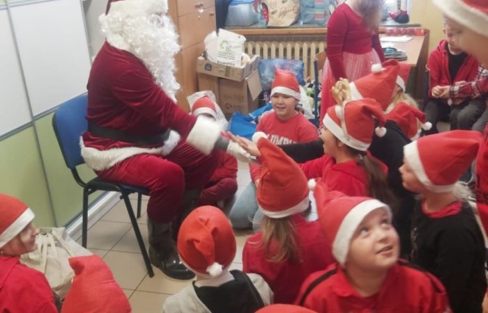 Mikołajki to przedsmak nadchodzących świąt Bożego Narodzenia, które uwielbiają zarówno dzieci, jak i dorośli. Tego dnia każdy kto mógł, ubrał się na czerwono i założył mikołajową czapkę, niektórzy nawet wyhodowali rogi renifera :) W taki właśnie sposób czekaliśmy na nadejście wyjątkowego gościa. Sam Święty Mikołaj, bo o nim mowa, zagościł w progach naszej szkoły, obdarowując uczniów prezentami, a przede wszystkim zarażając uśmiechem. Uradowane dzieci nie chciały się z Nim rozstać… Ale Mikołaj obiecał, że wróci ponownie za rok. 