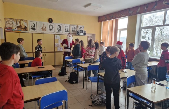 Mikołajki to przedsmak nadchodzących świąt Bożego Narodzenia, które uwielbiają zarówno dzieci, jak i dorośli. Tego dnia każdy kto mógł, ubrał się na czerwono i założył mikołajową czapkę, niektórzy nawet wyhodowali rogi renifera :) W taki właśnie sposób czekaliśmy na nadejście wyjątkowego gościa. Sam Święty Mikołaj, bo o nim mowa, zagościł w progach naszej szkoły, obdarowując uczniów prezentami, a przede wszystkim zarażając uśmiechem. Uradowane dzieci nie chciały się z Nim rozstać… Ale Mikołaj obiecał, że wróci ponownie za rok. 