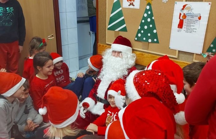 Mikołajki to przedsmak nadchodzących świąt Bożego Narodzenia, które uwielbiają zarówno dzieci, jak i dorośli. Tego dnia każdy kto mógł, ubrał się na czerwono i założył mikołajową czapkę, niektórzy nawet wyhodowali rogi renifera :) W taki właśnie sposób czekaliśmy na nadejście wyjątkowego gościa. Sam Święty Mikołaj, bo o nim mowa, zagościł w progach naszej szkoły, obdarowując uczniów prezentami, a przede wszystkim zarażając uśmiechem. Uradowane dzieci nie chciały się z Nim rozstać… Ale Mikołaj obiecał, że wróci ponownie za rok. 