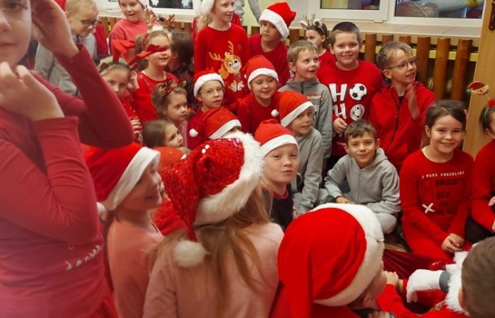 Mikołajki to przedsmak nadchodzących świąt Bożego Narodzenia, które uwielbiają zarówno dzieci, jak i dorośli. Tego dnia każdy kto mógł, ubrał się na czerwono i założył mikołajową czapkę, niektórzy nawet wyhodowali rogi renifera :) W taki właśnie sposób czekaliśmy na nadejście wyjątkowego gościa. Sam Święty Mikołaj, bo o nim mowa, zagościł w progach naszej szkoły, obdarowując uczniów prezentami, a przede wszystkim zarażając uśmiechem. Uradowane dzieci nie chciały się z Nim rozstać… Ale Mikołaj obiecał, że wróci ponownie za rok. 