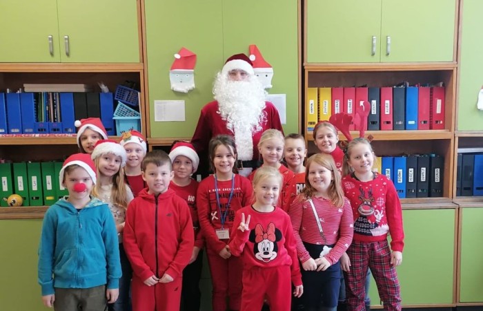 Mikołajki to przedsmak nadchodzących świąt Bożego Narodzenia, które uwielbiają zarówno dzieci, jak i dorośli. Tego dnia każdy kto mógł, ubrał się na czerwono i założył mikołajową czapkę, niektórzy nawet wyhodowali rogi renifera :) W taki właśnie sposób czekaliśmy na nadejście wyjątkowego gościa. Sam Święty Mikołaj, bo o nim mowa, zagościł w progach naszej szkoły, obdarowując uczniów prezentami, a przede wszystkim zarażając uśmiechem. Uradowane dzieci nie chciały się z Nim rozstać… Ale Mikołaj obiecał, że wróci ponownie za rok. 