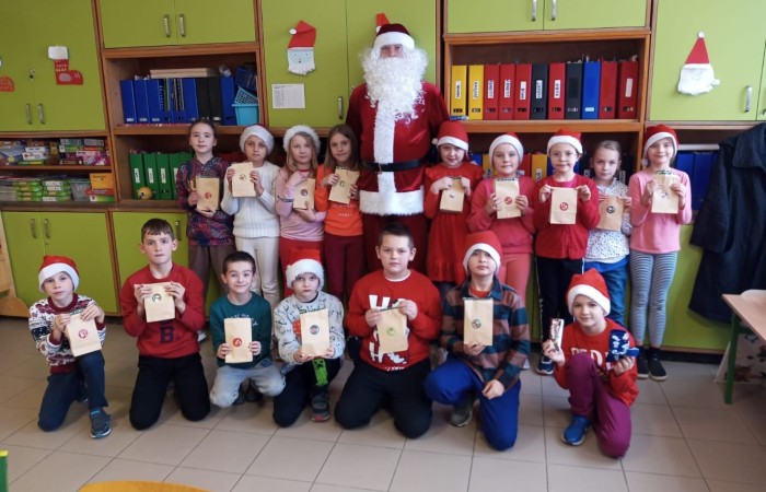 Mikołajki to przedsmak nadchodzących świąt Bożego Narodzenia, które uwielbiają zarówno dzieci, jak i dorośli. Tego dnia każdy kto mógł, ubrał się na czerwono i założył mikołajową czapkę, niektórzy nawet wyhodowali rogi renifera :) W taki właśnie sposób czekaliśmy na nadejście wyjątkowego gościa. Sam Święty Mikołaj, bo o nim mowa, zagościł w progach naszej szkoły, obdarowując uczniów prezentami, a przede wszystkim zarażając uśmiechem. Uradowane dzieci nie chciały się z Nim rozstać… Ale Mikołaj obiecał, że wróci ponownie za rok. 