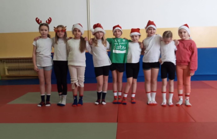 Mikołajki to przedsmak nadchodzących świąt Bożego Narodzenia, które uwielbiają zarówno dzieci, jak i dorośli. Tego dnia każdy kto mógł, ubrał się na czerwono i założył mikołajową czapkę, niektórzy nawet wyhodowali rogi renifera :) W taki właśnie sposób czekaliśmy na nadejście wyjątkowego gościa. Sam Święty Mikołaj, bo o nim mowa, zagościł w progach naszej szkoły, obdarowując uczniów prezentami, a przede wszystkim zarażając uśmiechem. Uradowane dzieci nie chciały się z Nim rozstać… Ale Mikołaj obiecał, że wróci ponownie za rok. 