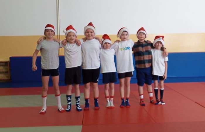 Mikołajki to przedsmak nadchodzących świąt Bożego Narodzenia, które uwielbiają zarówno dzieci, jak i dorośli. Tego dnia każdy kto mógł, ubrał się na czerwono i założył mikołajową czapkę, niektórzy nawet wyhodowali rogi renifera :) W taki właśnie sposób czekaliśmy na nadejście wyjątkowego gościa. Sam Święty Mikołaj, bo o nim mowa, zagościł w progach naszej szkoły, obdarowując uczniów prezentami, a przede wszystkim zarażając uśmiechem. Uradowane dzieci nie chciały się z Nim rozstać… Ale Mikołaj obiecał, że wróci ponownie za rok. 