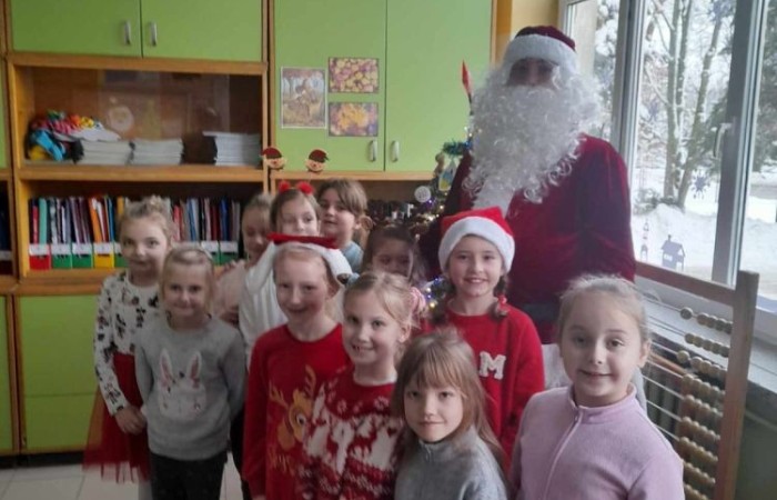 Mikołajki to przedsmak nadchodzących świąt Bożego Narodzenia, które uwielbiają zarówno dzieci, jak i dorośli. Tego dnia każdy kto mógł, ubrał się na czerwono i założył mikołajową czapkę, niektórzy nawet wyhodowali rogi renifera :) W taki właśnie sposób czekaliśmy na nadejście wyjątkowego gościa. Sam Święty Mikołaj, bo o nim mowa, zagościł w progach naszej szkoły, obdarowując uczniów prezentami, a przede wszystkim zarażając uśmiechem. Uradowane dzieci nie chciały się z Nim rozstać… Ale Mikołaj obiecał, że wróci ponownie za rok. 
