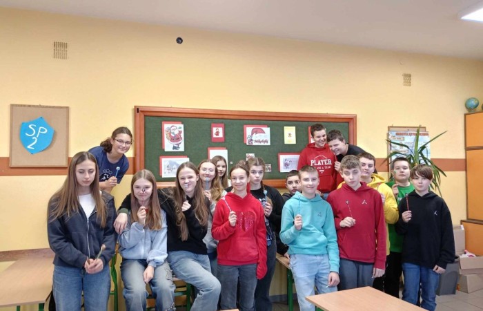 Mikołajki to przedsmak nadchodzących świąt Bożego Narodzenia, które uwielbiają zarówno dzieci, jak i dorośli. Tego dnia każdy kto mógł, ubrał się na czerwono i założył mikołajową czapkę, niektórzy nawet wyhodowali rogi renifera :) W taki właśnie sposób czekaliśmy na nadejście wyjątkowego gościa. Sam Święty Mikołaj, bo o nim mowa, zagościł w progach naszej szkoły, obdarowując uczniów prezentami, a przede wszystkim zarażając uśmiechem. Uradowane dzieci nie chciały się z Nim rozstać… Ale Mikołaj obiecał, że wróci ponownie za rok. 