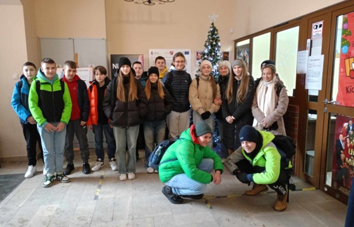 Mikołajki to przedsmak nadchodzących świąt Bożego Narodzenia, które uwielbiają zarówno dzieci, jak i dorośli. Tego dnia każdy kto mógł, ubrał się na czerwono i założył mikołajową czapkę, niektórzy nawet wyhodowali rogi renifera :) W taki właśnie sposób czekaliśmy na nadejście wyjątkowego gościa. Sam Święty Mikołaj, bo o nim mowa, zagościł w progach naszej szkoły, obdarowując uczniów prezentami, a przede wszystkim zarażając uśmiechem. Uradowane dzieci nie chciały się z Nim rozstać… Ale Mikołaj obiecał, że wróci ponownie za rok. 