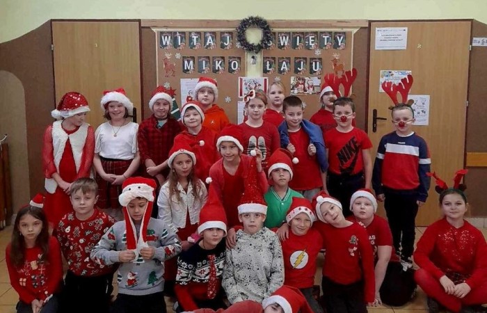 Mikołajki to przedsmak nadchodzących świąt Bożego Narodzenia, które uwielbiają zarówno dzieci, jak i dorośli. Tego dnia każdy kto mógł, ubrał się na czerwono i założył mikołajową czapkę, niektórzy nawet wyhodowali rogi renifera :) W taki właśnie sposób czekaliśmy na nadejście wyjątkowego gościa. Sam Święty Mikołaj, bo o nim mowa, zagościł w progach naszej szkoły, obdarowując uczniów prezentami, a przede wszystkim zarażając uśmiechem. Uradowane dzieci nie chciały się z Nim rozstać… Ale Mikołaj obiecał, że wróci ponownie za rok. 