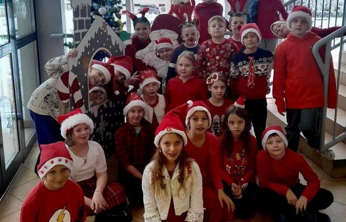 Mikołajki to przedsmak nadchodzących świąt Bożego Narodzenia, które uwielbiają zarówno dzieci, jak i dorośli. Tego dnia każdy kto mógł, ubrał się na czerwono i założył mikołajową czapkę, niektórzy nawet wyhodowali rogi renifera :) W taki właśnie sposób czekaliśmy na nadejście wyjątkowego gościa. Sam Święty Mikołaj, bo o nim mowa, zagościł w progach naszej szkoły, obdarowując uczniów prezentami, a przede wszystkim zarażając uśmiechem. Uradowane dzieci nie chciały się z Nim rozstać… Ale Mikołaj obiecał, że wróci ponownie za rok. 
