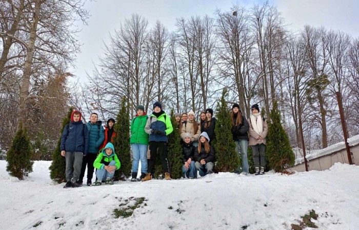 Mikołajki to przedsmak nadchodzących świąt Bożego Narodzenia, które uwielbiają zarówno dzieci, jak i dorośli. Tego dnia każdy kto mógł, ubrał się na czerwono i założył mikołajową czapkę, niektórzy nawet wyhodowali rogi renifera :) W taki właśnie sposób czekaliśmy na nadejście wyjątkowego gościa. Sam Święty Mikołaj, bo o nim mowa, zagościł w progach naszej szkoły, obdarowując uczniów prezentami, a przede wszystkim zarażając uśmiechem. Uradowane dzieci nie chciały się z Nim rozstać… Ale Mikołaj obiecał, że wróci ponownie za rok. 