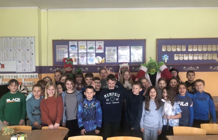 Mikołajki to przedsmak nadchodzących świąt Bożego Narodzenia, które uwielbiają zarówno dzieci, jak i dorośli. Tego dnia każdy kto mógł, ubrał się na czerwono i założył mikołajową czapkę, niektórzy nawet wyhodowali rogi renifera :) W taki właśnie sposób czekaliśmy na nadejście wyjątkowego gościa. Sam Święty Mikołaj, bo o nim mowa, zagościł w progach naszej szkoły, obdarowując uczniów prezentami, a przede wszystkim zarażając uśmiechem. Uradowane dzieci nie chciały się z Nim rozstać… Ale Mikołaj obiecał, że wróci ponownie za rok. 