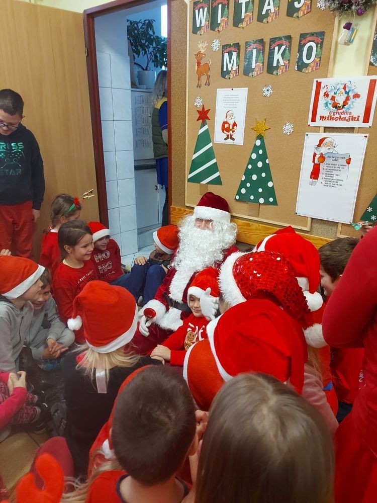 Mikołajki to przedsmak nadchodzących świąt Bożego Narodzenia, które uwielbiają zarówno dzieci, jak i dorośli. Tego dnia każdy kto mógł, ubrał się na czerwono i założył mikołajową czapkę, niektórzy nawet wyhodowali rogi renifera :) W taki właśnie sposób czekaliśmy na nadejście wyjątkowego gościa. Sam Święty Mikołaj, bo o nim mowa, zagościł w progach naszej szkoły, obdarowując uczniów prezentami, a przede wszystkim zarażając uśmiechem. Uradowane dzieci nie chciały się z Nim rozstać… Ale Mikołaj obiecał, że wróci ponownie za rok. 