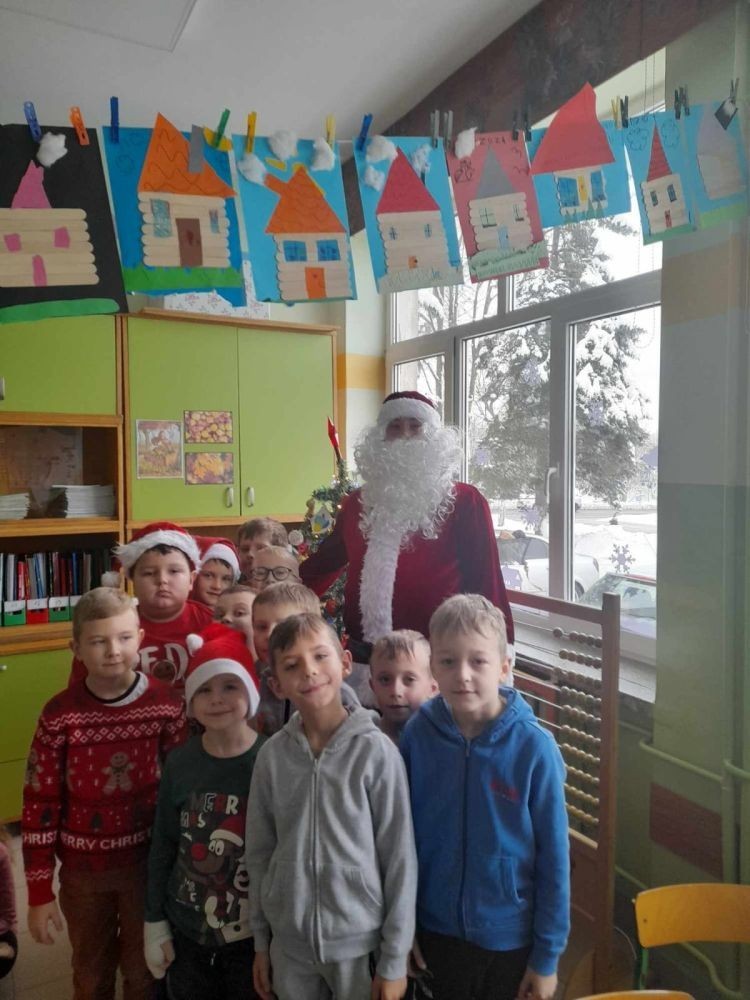 Mikołajki to przedsmak nadchodzących świąt Bożego Narodzenia, które uwielbiają zarówno dzieci, jak i dorośli. Tego dnia każdy kto mógł, ubrał się na czerwono i założył mikołajową czapkę, niektórzy nawet wyhodowali rogi renifera :) W taki właśnie sposób czekaliśmy na nadejście wyjątkowego gościa. Sam Święty Mikołaj, bo o nim mowa, zagościł w progach naszej szkoły, obdarowując uczniów prezentami, a przede wszystkim zarażając uśmiechem. Uradowane dzieci nie chciały się z Nim rozstać… Ale Mikołaj obiecał, że wróci ponownie za rok. 