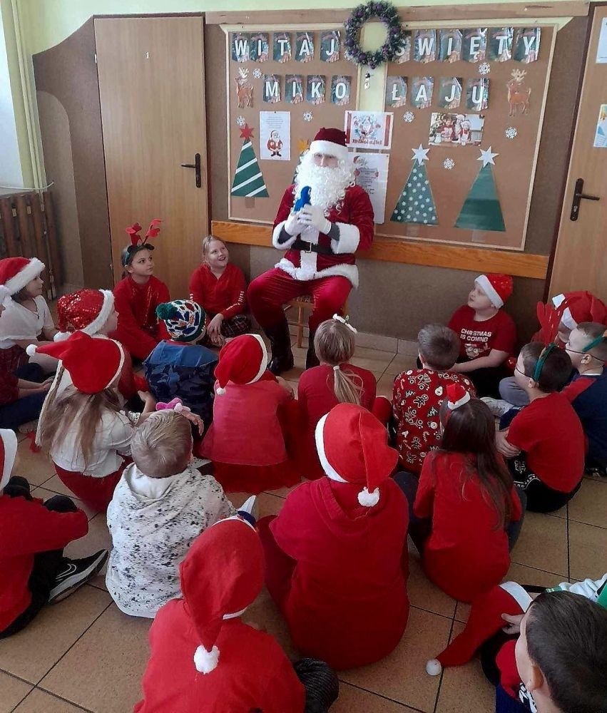 Mikołajki to przedsmak nadchodzących świąt Bożego Narodzenia, które uwielbiają zarówno dzieci, jak i dorośli. Tego dnia każdy kto mógł, ubrał się na czerwono i założył mikołajową czapkę, niektórzy nawet wyhodowali rogi renifera :) W taki właśnie sposób czekaliśmy na nadejście wyjątkowego gościa. Sam Święty Mikołaj, bo o nim mowa, zagościł w progach naszej szkoły, obdarowując uczniów prezentami, a przede wszystkim zarażając uśmiechem. Uradowane dzieci nie chciały się z Nim rozstać… Ale Mikołaj obiecał, że wróci ponownie za rok. 