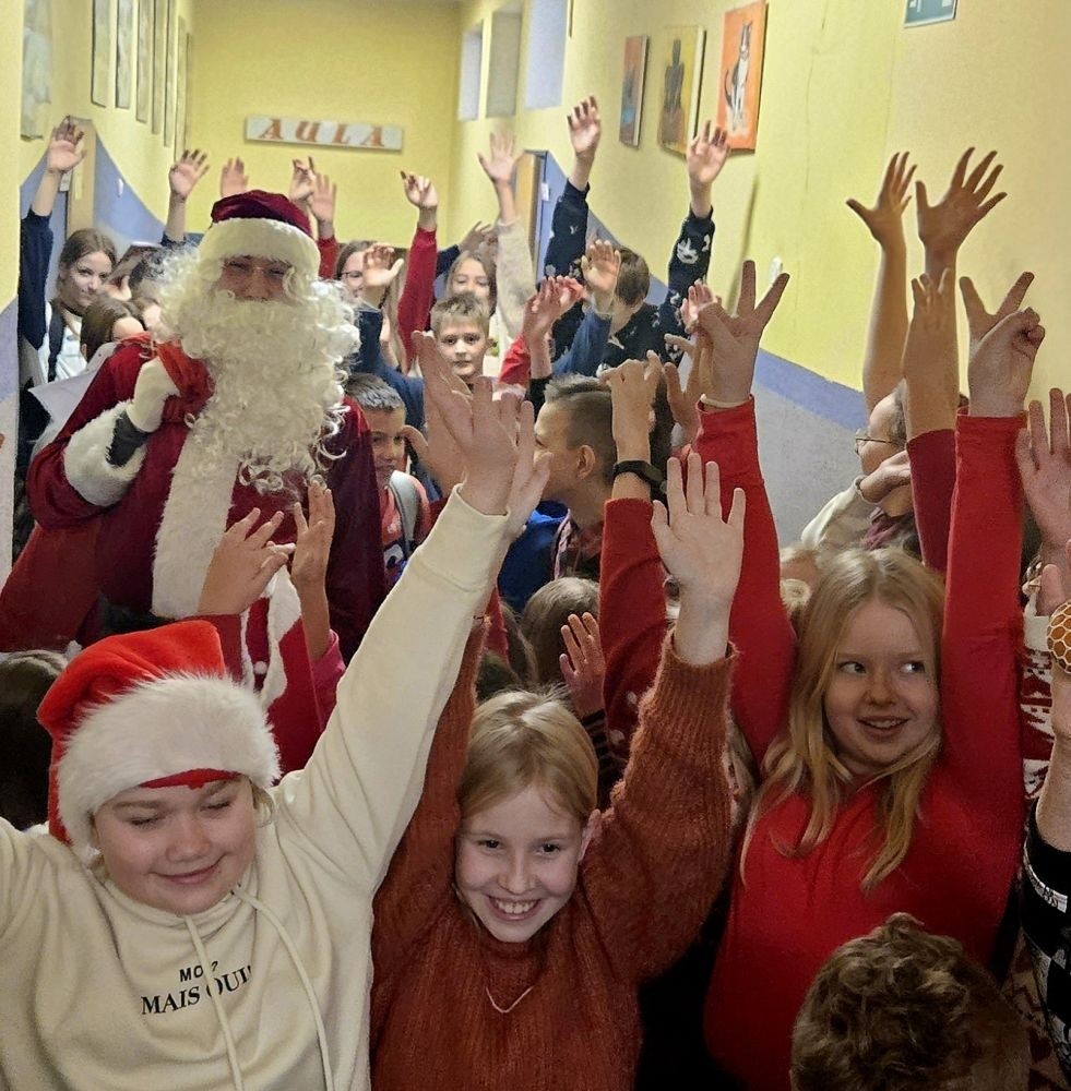 Mikołajki to przedsmak nadchodzących świąt Bożego Narodzenia, które uwielbiają zarówno dzieci, jak i dorośli. Tego dnia każdy kto mógł, ubrał się na czerwono i założył mikołajową czapkę, niektórzy nawet wyhodowali rogi renifera :) W taki właśnie sposób czekaliśmy na nadejście wyjątkowego gościa. Sam Święty Mikołaj, bo o nim mowa, zagościł w progach naszej szkoły, obdarowując uczniów prezentami, a przede wszystkim zarażając uśmiechem. Uradowane dzieci nie chciały się z Nim rozstać… Ale Mikołaj obiecał, że wróci ponownie za rok. 
