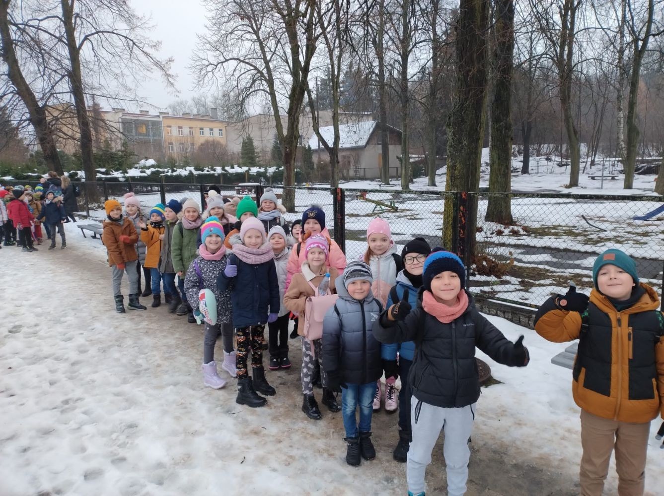 Boże Narodzenie zbliża się wielkimi krokami. W szaleństwie przygotowań każdy, jak tylko może próbuje wyczarować świąteczny nastrój. A wiecie kto zna się na tym najlepiej? Oczywiście Święty Mikołaj. Dlatego też uczniowie klas pierwszych, zamówili dobrą pogodę, wsiedli do autobusu i ruszyli w podróż do Przystanku w Drzewinie, gdzie Mikołaj i jego pomocnicy czekają na wielki dzień. Mimo, że są bardzo zapracowani, znaleźli dla nas czas. Mało tego, zorganizowali również masę atrakcji. Od żywej szopki, poprzez zwiedzanie lapońskiej wioski, kino za jeden uśmiech, wspólne tańce i śpiewy, warsztaty plastyczne, aż do spotkania z samym Świętym Mikołajem. Był to dzień pełen wrażeń, który będziemy wspominać z szerokim uśmiechem na twarzy.
