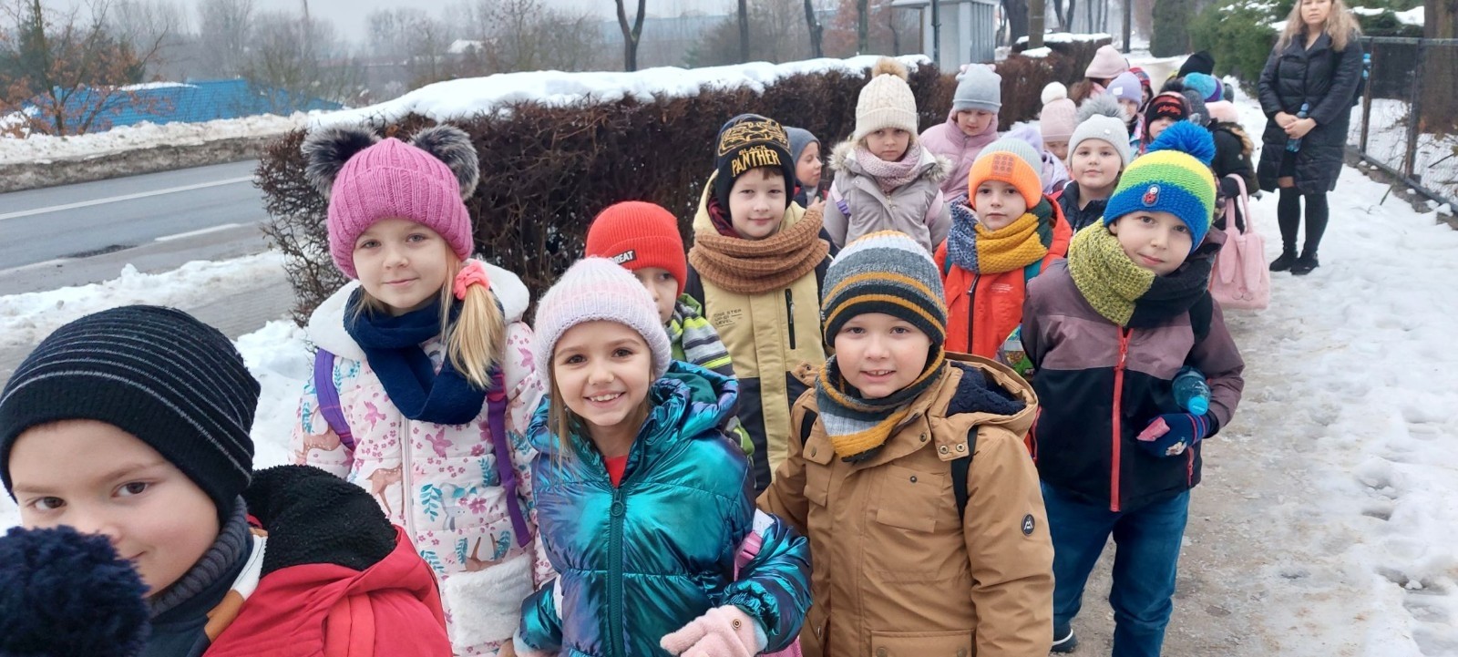 Boże Narodzenie zbliża się wielkimi krokami. W szaleństwie przygotowań każdy, jak tylko może próbuje wyczarować świąteczny nastrój. A wiecie kto zna się na tym najlepiej? Oczywiście Święty Mikołaj. Dlatego też uczniowie klas pierwszych, zamówili dobrą pogodę, wsiedli do autobusu i ruszyli w podróż do Przystanku w Drzewinie, gdzie Mikołaj i jego pomocnicy czekają na wielki dzień. Mimo, że są bardzo zapracowani, znaleźli dla nas czas. Mało tego, zorganizowali również masę atrakcji. Od żywej szopki, poprzez zwiedzanie lapońskiej wioski, kino za jeden uśmiech, wspólne tańce i śpiewy, warsztaty plastyczne, aż do spotkania z samym Świętym Mikołajem. Był to dzień pełen wrażeń, który będziemy wspominać z szerokim uśmiechem na twarzy.
