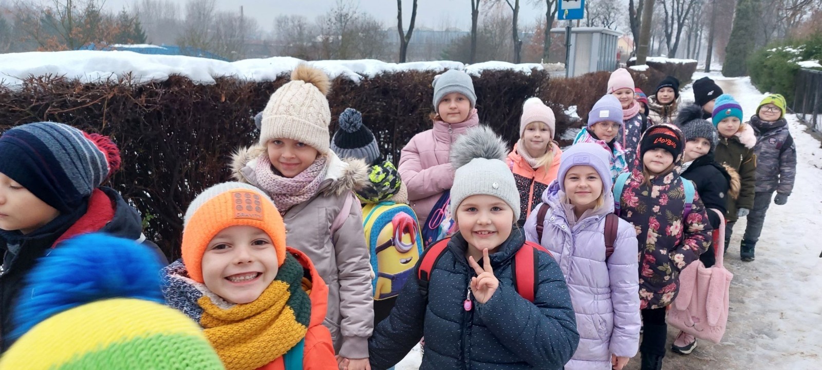 Boże Narodzenie zbliża się wielkimi krokami. W szaleństwie przygotowań każdy, jak tylko może próbuje wyczarować świąteczny nastrój. A wiecie kto zna się na tym najlepiej? Oczywiście Święty Mikołaj. Dlatego też uczniowie klas pierwszych, zamówili dobrą pogodę, wsiedli do autobusu i ruszyli w podróż do Przystanku w Drzewinie, gdzie Mikołaj i jego pomocnicy czekają na wielki dzień. Mimo, że są bardzo zapracowani, znaleźli dla nas czas. Mało tego, zorganizowali również masę atrakcji. Od żywej szopki, poprzez zwiedzanie lapońskiej wioski, kino za jeden uśmiech, wspólne tańce i śpiewy, warsztaty plastyczne, aż do spotkania z samym Świętym Mikołajem. Był to dzień pełen wrażeń, który będziemy wspominać z szerokim uśmiechem na twarzy.
