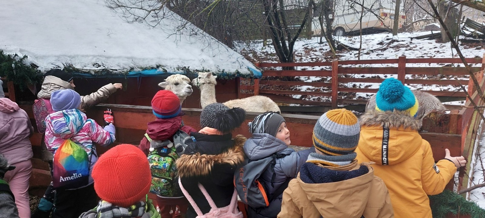 Boże Narodzenie zbliża się wielkimi krokami. W szaleństwie przygotowań każdy, jak tylko może próbuje wyczarować świąteczny nastrój. A wiecie kto zna się na tym najlepiej? Oczywiście Święty Mikołaj. Dlatego też uczniowie klas pierwszych, zamówili dobrą pogodę, wsiedli do autobusu i ruszyli w podróż do Przystanku w Drzewinie, gdzie Mikołaj i jego pomocnicy czekają na wielki dzień. Mimo, że są bardzo zapracowani, znaleźli dla nas czas. Mało tego, zorganizowali również masę atrakcji. Od żywej szopki, poprzez zwiedzanie lapońskiej wioski, kino za jeden uśmiech, wspólne tańce i śpiewy, warsztaty plastyczne, aż do spotkania z samym Świętym Mikołajem. Był to dzień pełen wrażeń, który będziemy wspominać z szerokim uśmiechem na twarzy.
