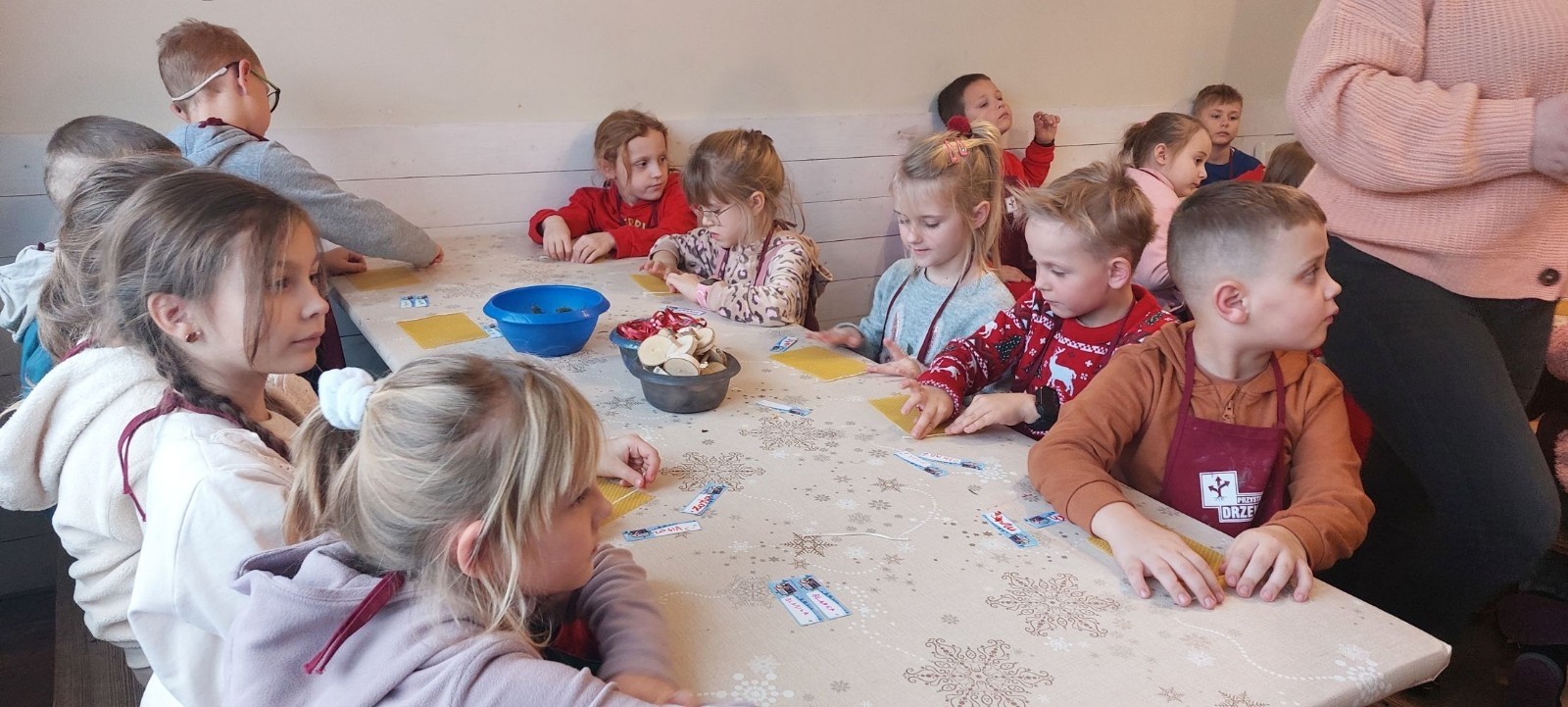 Boże Narodzenie zbliża się wielkimi krokami. W szaleństwie przygotowań każdy, jak tylko może próbuje wyczarować świąteczny nastrój. A wiecie kto zna się na tym najlepiej? Oczywiście Święty Mikołaj. Dlatego też uczniowie klas pierwszych, zamówili dobrą pogodę, wsiedli do autobusu i ruszyli w podróż do Przystanku w Drzewinie, gdzie Mikołaj i jego pomocnicy czekają na wielki dzień. Mimo, że są bardzo zapracowani, znaleźli dla nas czas. Mało tego, zorganizowali również masę atrakcji. Od żywej szopki, poprzez zwiedzanie lapońskiej wioski, kino za jeden uśmiech, wspólne tańce i śpiewy, warsztaty plastyczne, aż do spotkania z samym Świętym Mikołajem. Był to dzień pełen wrażeń, który będziemy wspominać z szerokim uśmiechem na twarzy.
