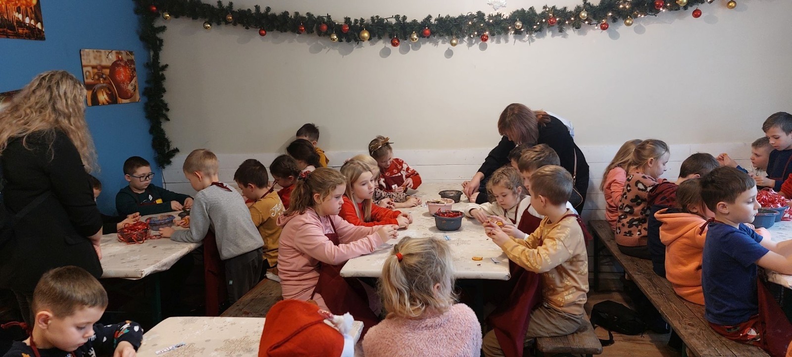 Boże Narodzenie zbliża się wielkimi krokami. W szaleństwie przygotowań każdy, jak tylko może próbuje wyczarować świąteczny nastrój. A wiecie kto zna się na tym najlepiej? Oczywiście Święty Mikołaj. Dlatego też uczniowie klas pierwszych, zamówili dobrą pogodę, wsiedli do autobusu i ruszyli w podróż do Przystanku w Drzewinie, gdzie Mikołaj i jego pomocnicy czekają na wielki dzień. Mimo, że są bardzo zapracowani, znaleźli dla nas czas. Mało tego, zorganizowali również masę atrakcji. Od żywej szopki, poprzez zwiedzanie lapońskiej wioski, kino za jeden uśmiech, wspólne tańce i śpiewy, warsztaty plastyczne, aż do spotkania z samym Świętym Mikołajem. Był to dzień pełen wrażeń, który będziemy wspominać z szerokim uśmiechem na twarzy.
