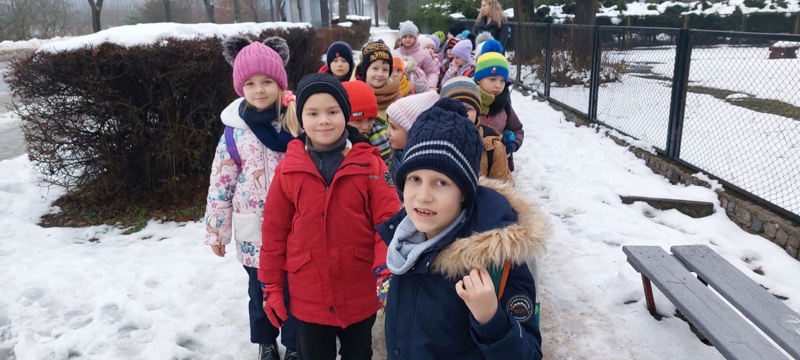 Boże Narodzenie zbliża się wielkimi krokami. W szaleństwie przygotowań każdy, jak tylko może próbuje wyczarować świąteczny nastrój. A wiecie kto zna się na tym najlepiej? Oczywiście Święty Mikołaj. Dlatego też uczniowie klas pierwszych, zamówili dobrą pogodę, wsiedli do autobusu i ruszyli w podróż do Przystanku w Drzewinie, gdzie Mikołaj i jego pomocnicy czekają na wielki dzień. Mimo, że są bardzo zapracowani, znaleźli dla nas czas. Mało tego, zorganizowali również masę atrakcji. Od żywej szopki, poprzez zwiedzanie lapońskiej wioski, kino za jeden uśmiech, wspólne tańce i śpiewy, warsztaty plastyczne, aż do spotkania z samym Świętym Mikołajem. Był to dzień pełen wrażeń, który będziemy wspominać z szerokim uśmiechem na twarzy.
