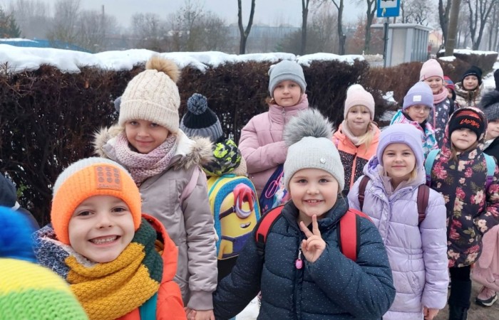 Boże Narodzenie zbliża się wielkimi krokami. W szaleństwie przygotowań każdy, jak tylko może próbuje wyczarować świąteczny nastrój. A wiecie kto zna się na tym najlepiej? Oczywiście Święty Mikołaj. Dlatego też uczniowie klas pierwszych, zamówili dobrą pogodę, wsiedli do autobusu i ruszyli w podróż do Przystanku w Drzewinie, gdzie Mikołaj i jego pomocnicy czekają na wielki dzień. Mimo, że są bardzo zapracowani, znaleźli dla nas czas. Mało tego, zorganizowali również masę atrakcji. Od żywej szopki, poprzez zwiedzanie lapońskiej wioski, kino za jeden uśmiech, wspólne tańce i śpiewy, warsztaty plastyczne, aż do spotkania z samym Świętym Mikołajem. Był to dzień pełen wrażeń, który będziemy wspominać z szerokim uśmiechem na twarzy.
