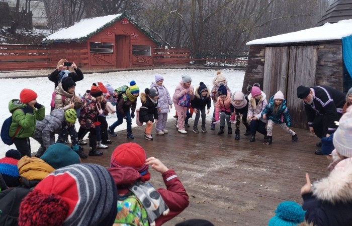 Boże Narodzenie zbliża się wielkimi krokami. W szaleństwie przygotowań każdy, jak tylko może próbuje wyczarować świąteczny nastrój. A wiecie kto zna się na tym najlepiej? Oczywiście Święty Mikołaj. Dlatego też uczniowie klas pierwszych, zamówili dobrą pogodę, wsiedli do autobusu i ruszyli w podróż do Przystanku w Drzewinie, gdzie Mikołaj i jego pomocnicy czekają na wielki dzień. Mimo, że są bardzo zapracowani, znaleźli dla nas czas. Mało tego, zorganizowali również masę atrakcji. Od żywej szopki, poprzez zwiedzanie lapońskiej wioski, kino za jeden uśmiech, wspólne tańce i śpiewy, warsztaty plastyczne, aż do spotkania z samym Świętym Mikołajem. Był to dzień pełen wrażeń, który będziemy wspominać z szerokim uśmiechem na twarzy.
