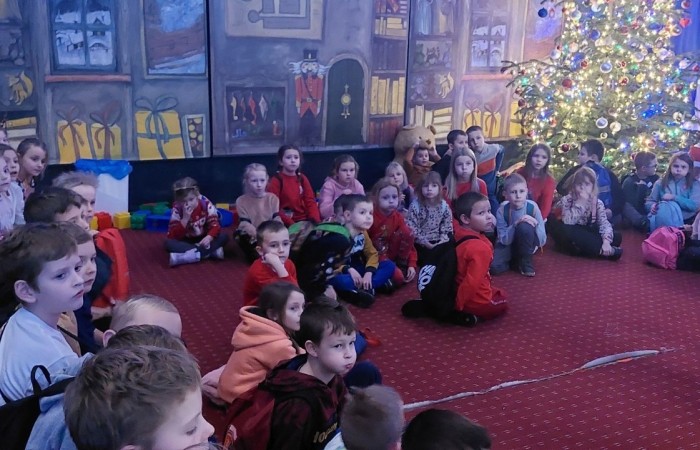 Boże Narodzenie zbliża się wielkimi krokami. W szaleństwie przygotowań każdy, jak tylko może próbuje wyczarować świąteczny nastrój. A wiecie kto zna się na tym najlepiej? Oczywiście Święty Mikołaj. Dlatego też uczniowie klas pierwszych, zamówili dobrą pogodę, wsiedli do autobusu i ruszyli w podróż do Przystanku w Drzewinie, gdzie Mikołaj i jego pomocnicy czekają na wielki dzień. Mimo, że są bardzo zapracowani, znaleźli dla nas czas. Mało tego, zorganizowali również masę atrakcji. Od żywej szopki, poprzez zwiedzanie lapońskiej wioski, kino za jeden uśmiech, wspólne tańce i śpiewy, warsztaty plastyczne, aż do spotkania z samym Świętym Mikołajem. Był to dzień pełen wrażeń, który będziemy wspominać z szerokim uśmiechem na twarzy.
