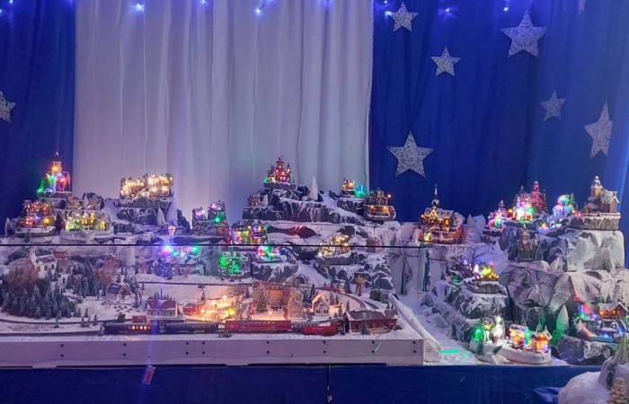 Boże Narodzenie zbliża się wielkimi krokami. W szaleństwie przygotowań każdy, jak tylko może próbuje wyczarować świąteczny nastrój. A wiecie kto zna się na tym najlepiej? Oczywiście Święty Mikołaj. Dlatego też uczniowie klas pierwszych, zamówili dobrą pogodę, wsiedli do autobusu i ruszyli w podróż do Przystanku w Drzewinie, gdzie Mikołaj i jego pomocnicy czekają na wielki dzień. Mimo, że są bardzo zapracowani, znaleźli dla nas czas. Mało tego, zorganizowali również masę atrakcji. Od żywej szopki, poprzez zwiedzanie lapońskiej wioski, kino za jeden uśmiech, wspólne tańce i śpiewy, warsztaty plastyczne, aż do spotkania z samym Świętym Mikołajem. Był to dzień pełen wrażeń, który będziemy wspominać z szerokim uśmiechem na twarzy.
